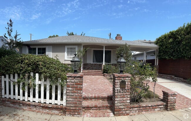 Building Photo - 14507 Greenleaf St Unit Front Rental