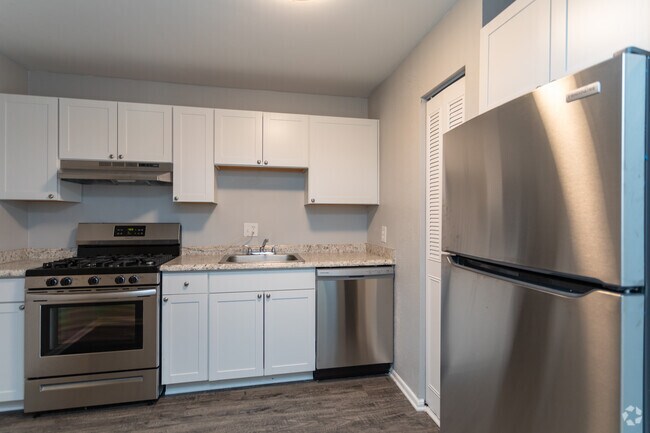 2BR, 1BA - 966SF