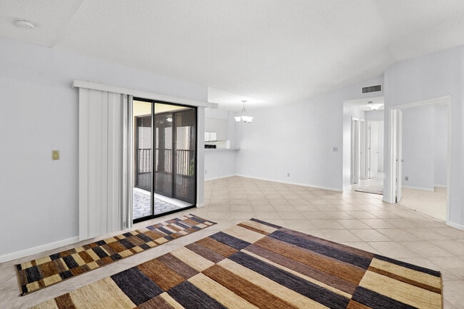 Photo - 3961 SW Greenwood Way Unidad E