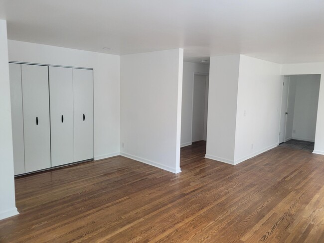 Building Photo - 5512 Woodlawn Ave N Unit Main Floor