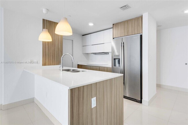 Building Photo - 600 NE 27th St Rental