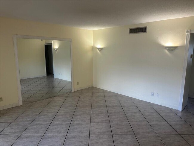 Building Photo - 1152 NW 30th Ct Unit 210 Rental