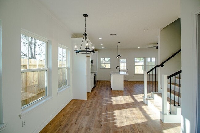 Las fotos corresponden a una vivienda idéntica ya construida. Los detalles pueden variar. Imágenes solo a título ilustrativo. - 924 W Austin St