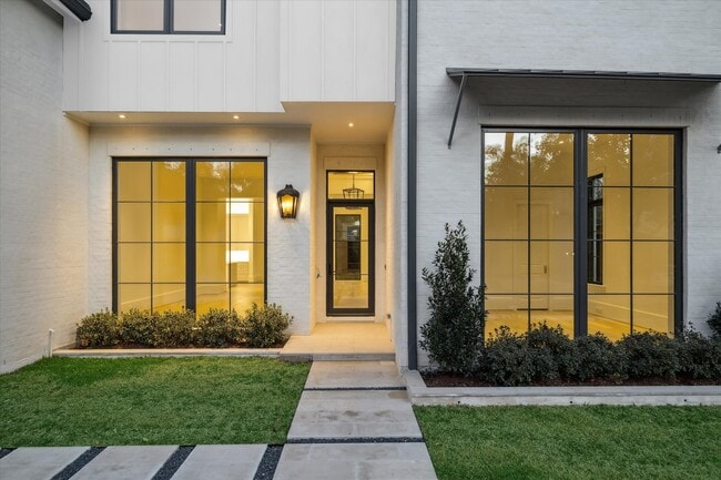 Photo - 2711 Eastgrove Ln