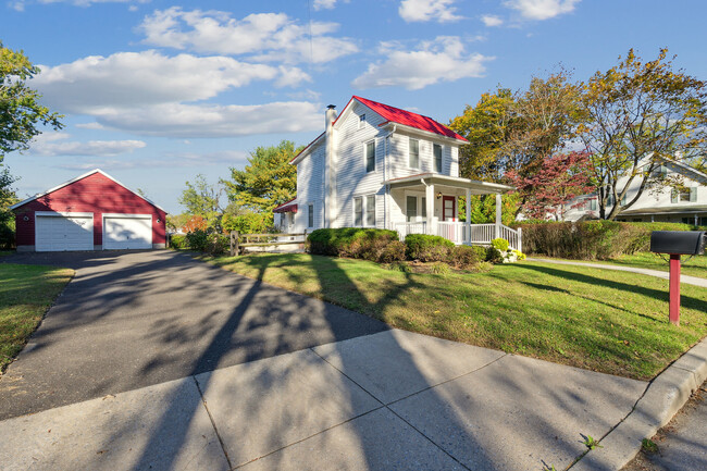 Private Driveway with 2 car garage - 61 Pleasant St Casa