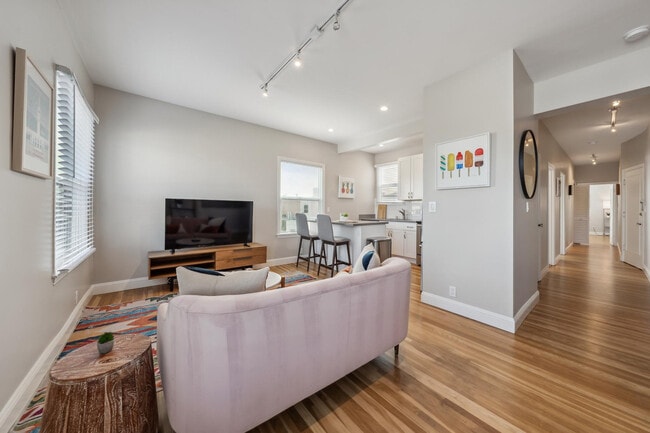 Photo - 2226 North Point St Unidad FL3-ID379185P