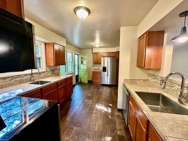 SPACIOUS HOME IN DESIRABLE HOT SPRINGS, 1.... - SPACIOUS HOME IN DESIRABLE HOT SPRINGS, 1....