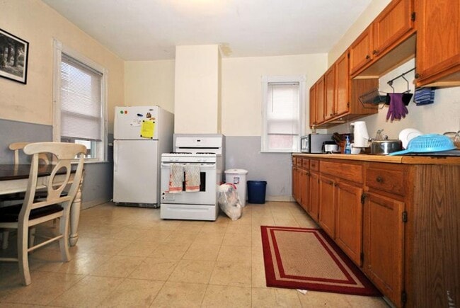 Photo - Huge 4 bed unit in the heart of Oak Square!