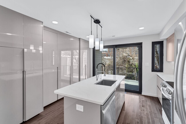 909 I St NE Unit 2