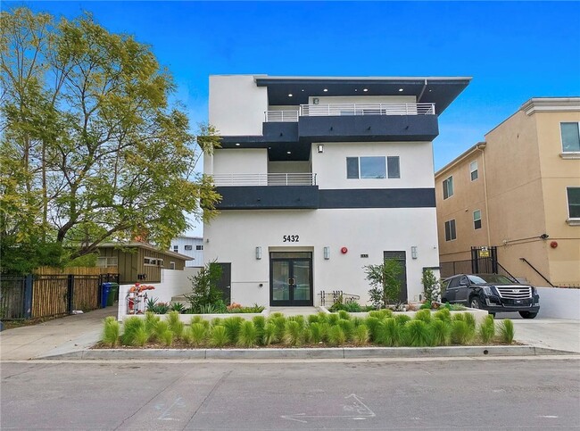 Building Photo - 5432 Hermitage Ave Unit 102