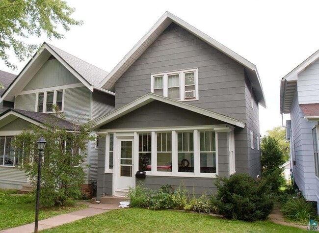 Building Photo - JUNE 2026 - Duluth MN -4 bed - 1 bath - Si... Rental
