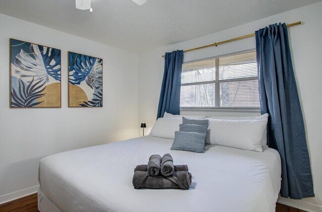 Building Photo - 5542 Holly St Unit 209