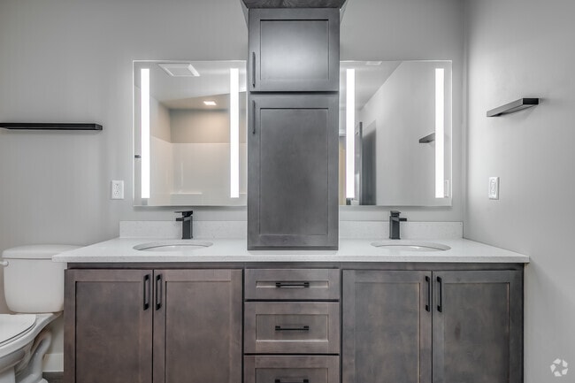 Interior Photo - Block 800