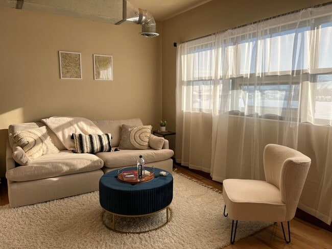 Building Photo - Elegant All Inclusive Fully Furnished Studio On Top Floor