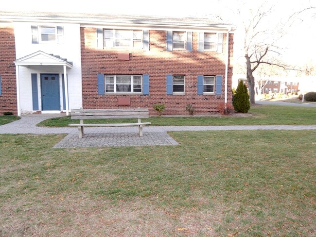 Building Photo - 14 Colonial Dr Unit APT A