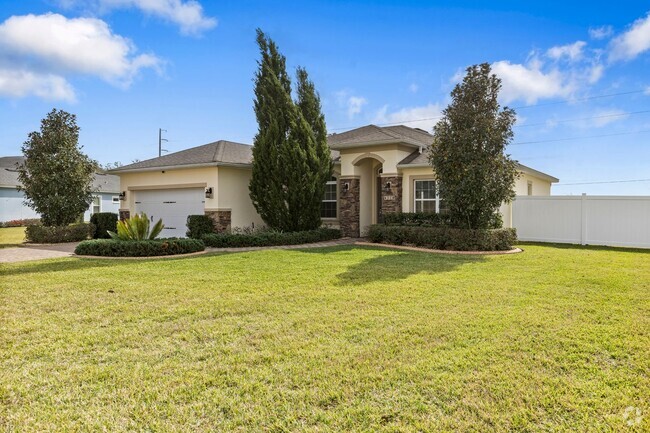 Building Photo - Spacious 3-Bedroom, 2-Bathroom Home in the...