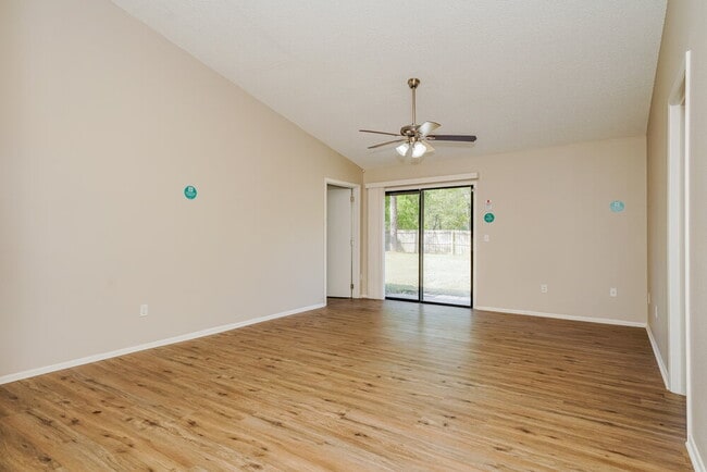 Photo - 1439 Lodge Terrace