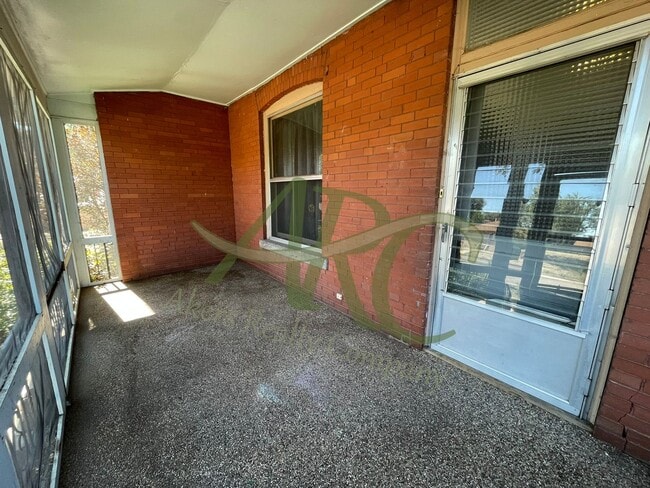 Photo - 501 Van Buren St
