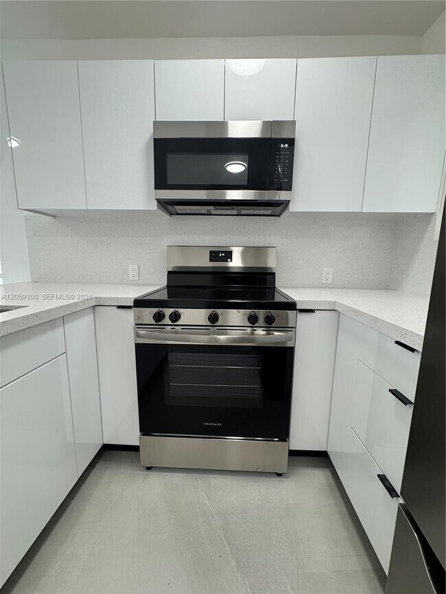 Building Photo - 180 W 21st St Unit 180