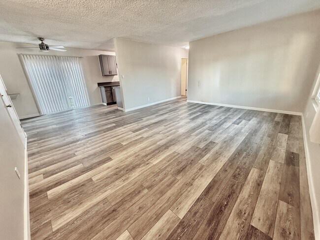 Entra en una enorme sala de estar - Corteen Place Apartments