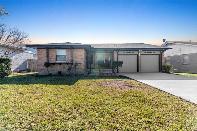 Ready for Immediate Move-In! 3 Bed 2 Bath Renovated 1225 SQFT House in Richardson Heights. - Ready for Immediate Move-In! 3 Bed 2 Bath Renovated 1225 SQFT House in Richardson Heights.