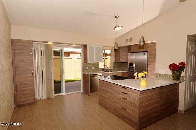 Building Photo - 1320 E Bethany Home Rd