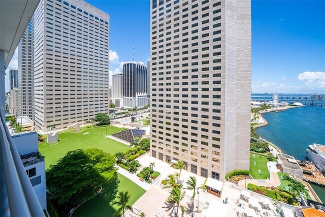 Photo - 335 S Biscayne Blvd Unidad 1910