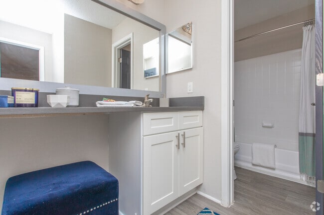 2BR, 2BA - 1072SF