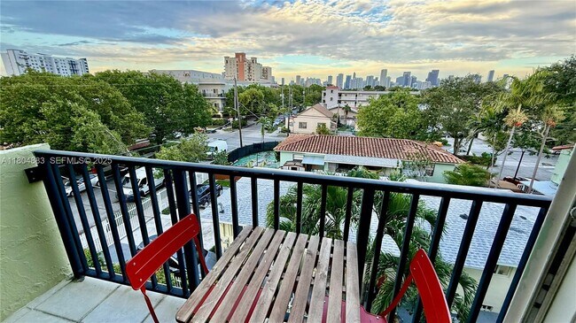 Building Photo - 1530 SW 2nd St Unit 401