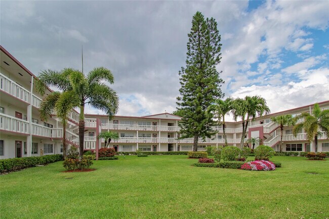 Photo - 436 Fanshaw K Unit 436