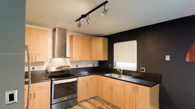 Building Photo - 3 bedroom in Hollywood FL 33021