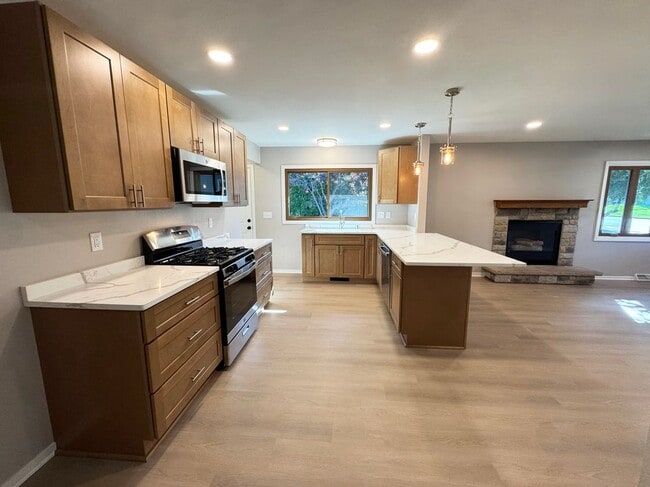 1614 Stardust Dr