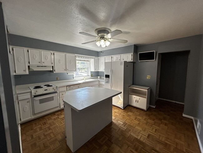 Photo - 3Br brick house with garage and finished b...
