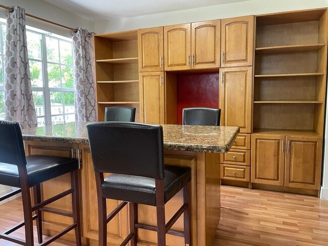 Photo - 2835 Plunkett St