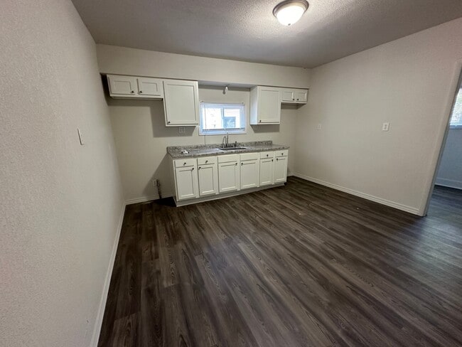 Building Photo - 817 Holly St Rental