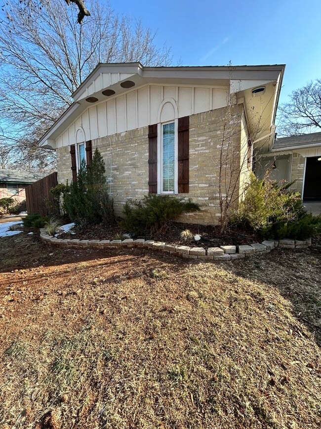 Building Photo - Stunning Home located near the college