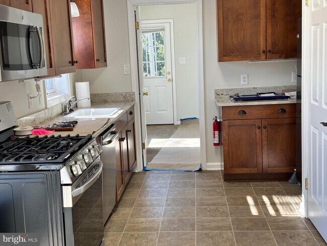 Photo - 225 Rock Rd W