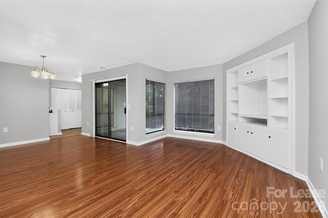 Photo - 4804 Spring Lake Dr Unidad C