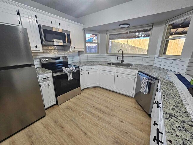 Photo - 6103 SW Oakcliff Ave