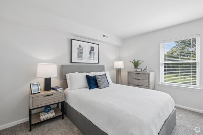 The Cambridge - 2BR, 1BA - 1,000SF - Second Bedroom