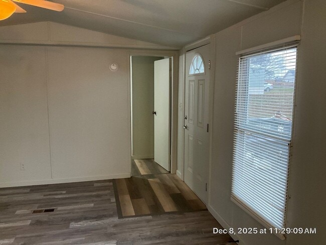 Photo - 108 Eakins Dr