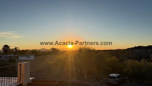 Building Photo - Three Bedroom Townhome