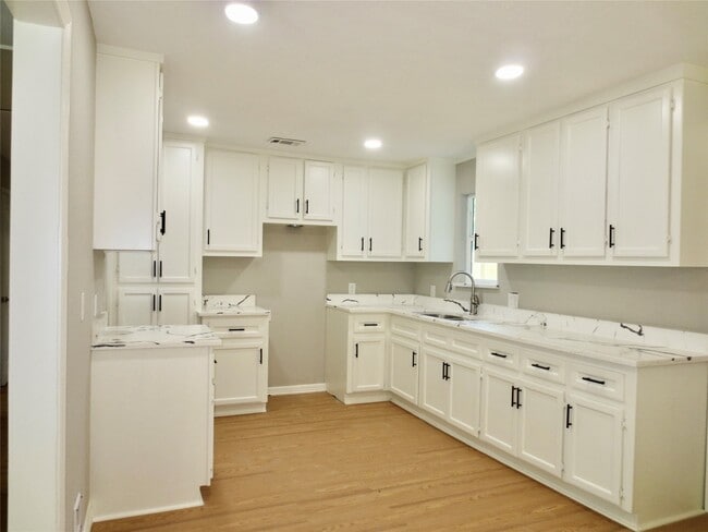 Building Photo - 2722 Parker Rd