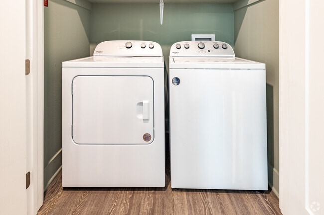 1 BR, 1 BA - 775SF