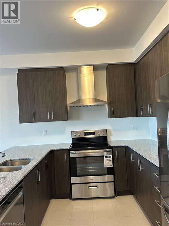 Photo - 884 Douro St