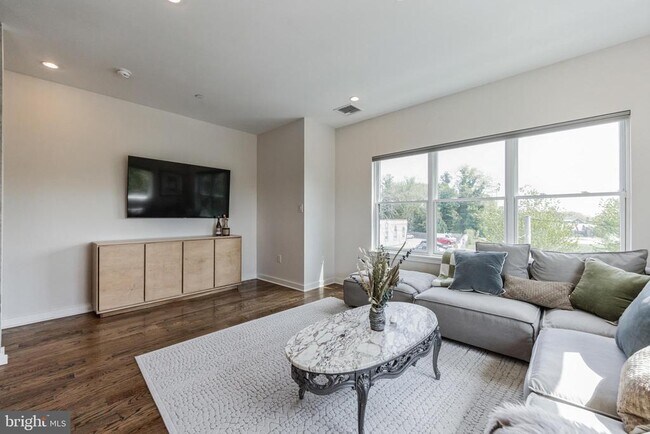 Photo - 7038 Pipers Glen Wy