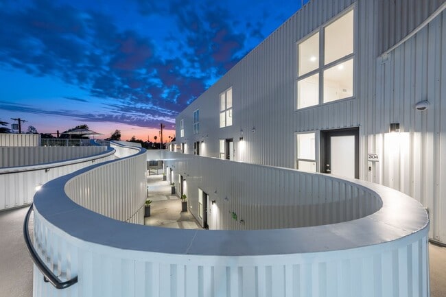 Photo - Modern Studio - Available NOW Unidad 213