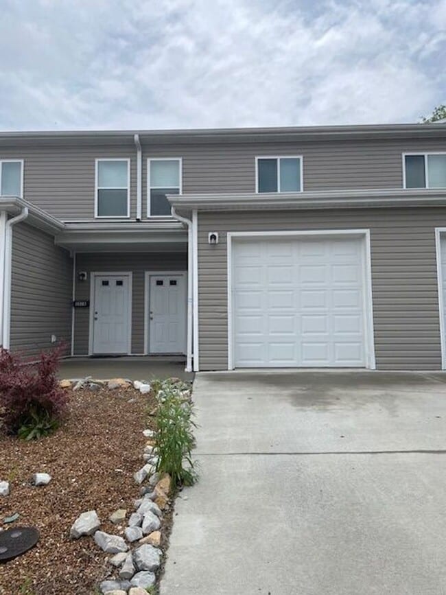 Building Photo - 202 Tyler St Unit B