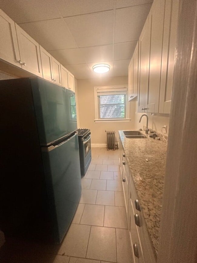 Hessler Place - 5 minute walk to CWRU
