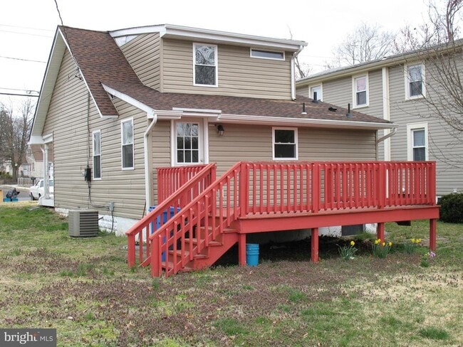 Photo - 400 Hessian Ave